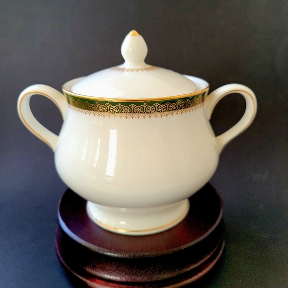 Vintage Wedgewood Chester Covered Sugar bowl, Fine Bone China, Made in England - Picture 1 of 9